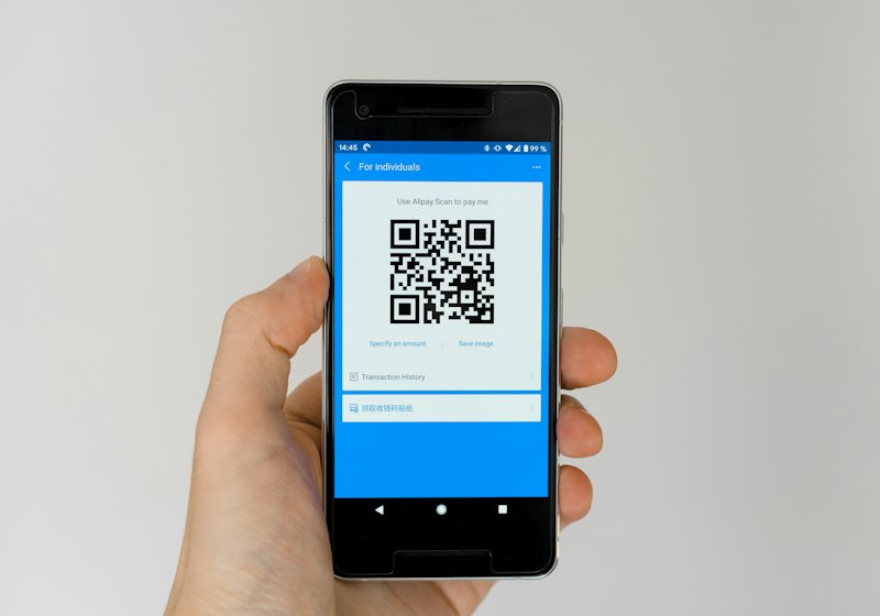 Ponsel menampilkan kode QR pembayaran