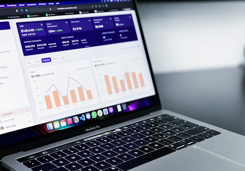 Dashboard aplikasi di layar laptop